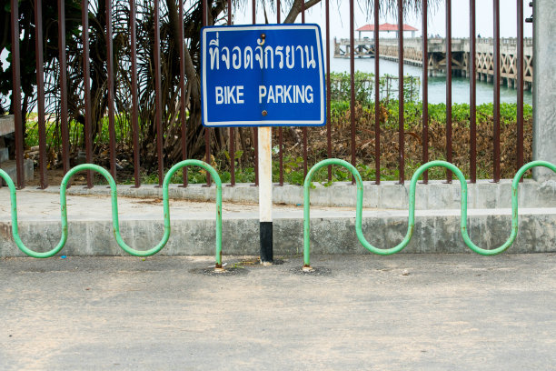 攀雅省纳台桥外的自行车停车场。图片下载