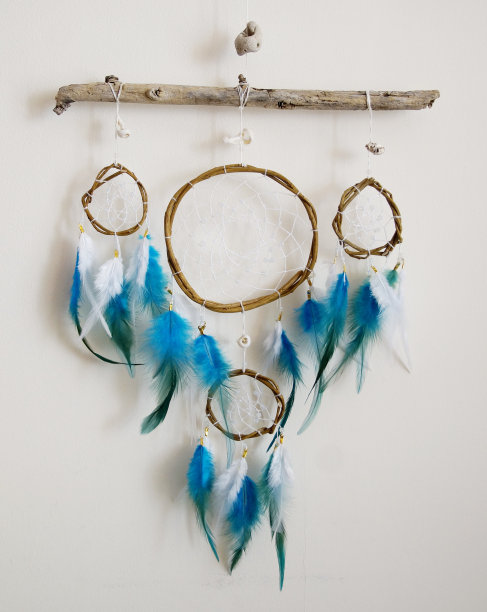 白色背景上手工制作的羽毛和珠子捕梦网，民族主题照片图片下载