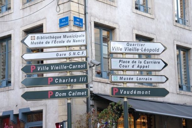 斯坦尼斯拉斯广场附近的路标或路标图片下载