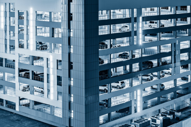 大型超市旁边有许多楼层停车场。图片下载