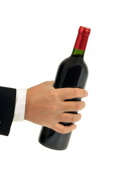 手里拿着一瓶红酒图片下载