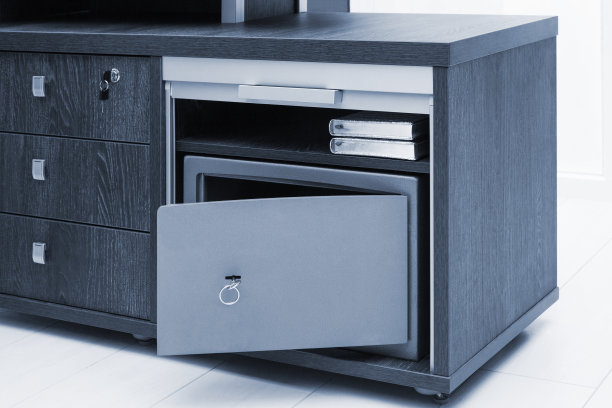 办公室里的现代金属保险箱图片下载