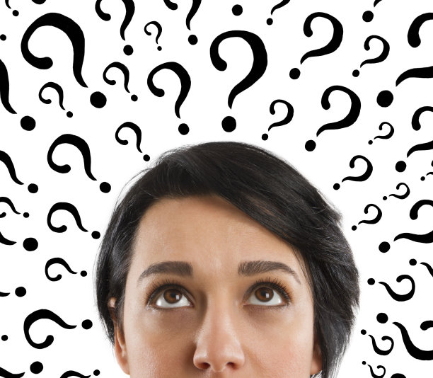 年轻女子在思考图片下载