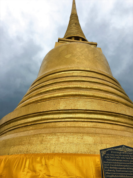 曼谷泰国 2018 年 8 月 14 日，泰国曼谷蓬普拉普萨特鲁帕伊区的瓦塔克特拉查沃拉马哈维汉。图片下载