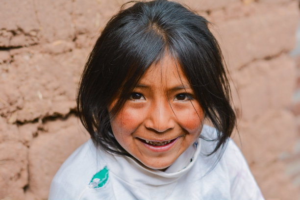 微笑的印第安孩子。图片下载