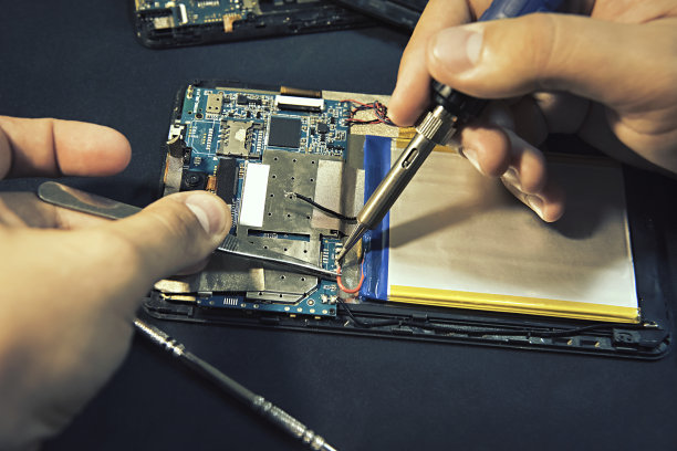 平板电脑维修。焊接电池接点图片下载