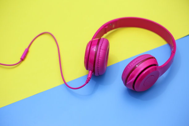 彩色背景上的耳机。素材图片