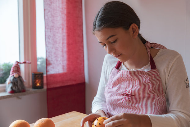 女孩把丁香放进橘子里图片下载