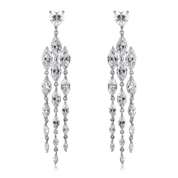 一对银色钻石耳环孤立在白色背景图片下载