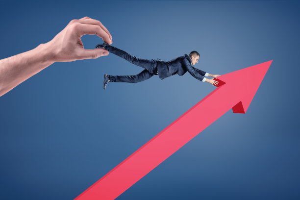 一只大手抓住一个商人，他试图抓住一个向上的红色箭头。图片下载