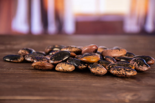 有斑点的黄油豆用窗帘把女士涂成鲜红色图片下载