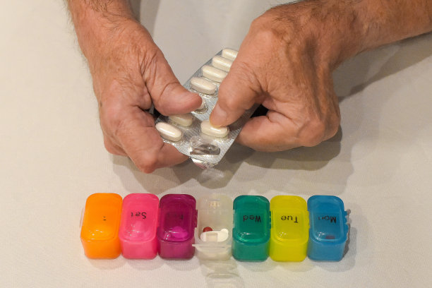 患关节炎的人在吃药图片下载