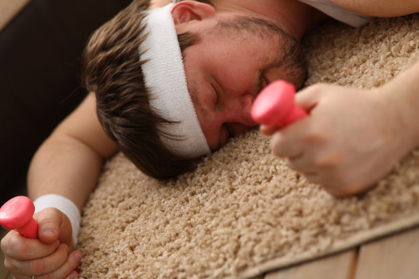 一个年轻人在家健身图片下载