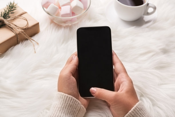 一个女人在白色背景的智能手机上购物图片下载