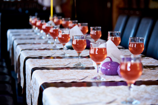假日餐桌上的一杯饮料。图片下载