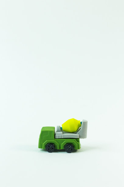 建筑玩具车上的白色背景图像。图片下载