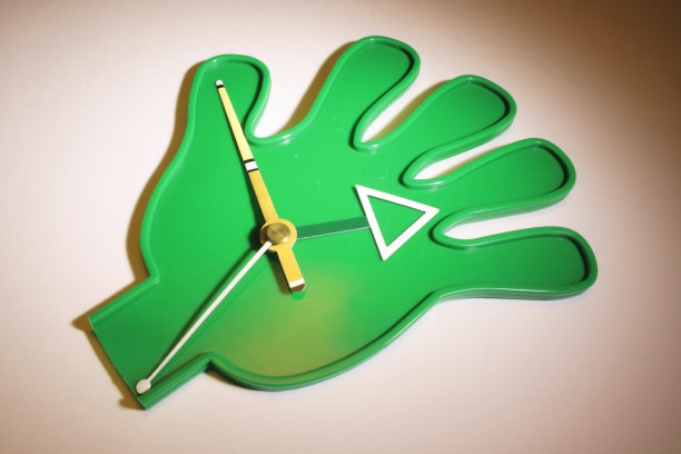 带时钟的塑料手图片下载