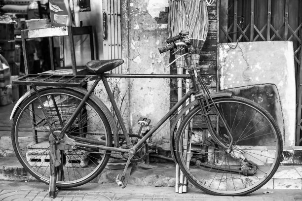 泰国曼谷素坤逸路，旧自行车对旧商店图片下载