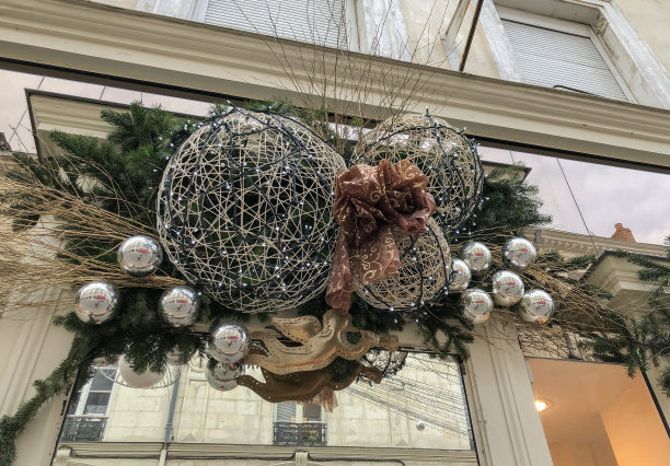 商店正面的圣诞装饰图片下载