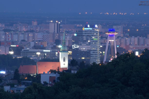 布拉迪斯拉发老城夜景图片下载