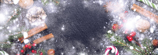 圣诞或新年的构图用花环和绿雪冷杉枝图片下载