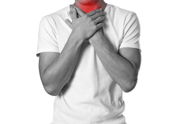 一个男人紧抓着喉咙不放。喉咙痛。心绞痛。壁炉用红色突出显示。关闭了。在白色背景上隔离图片下载