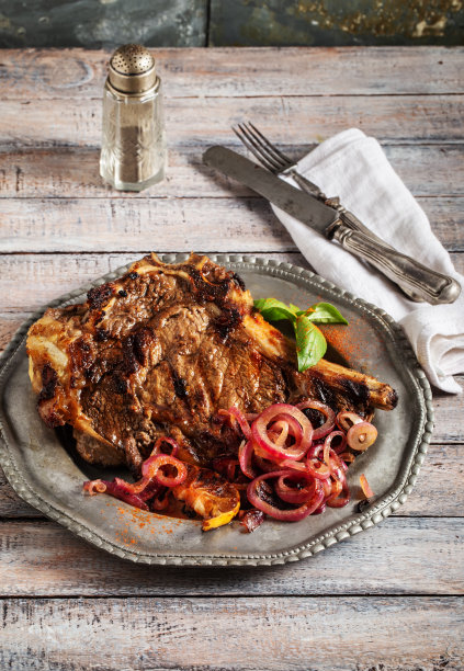 老式盘子里的牛排图片下载