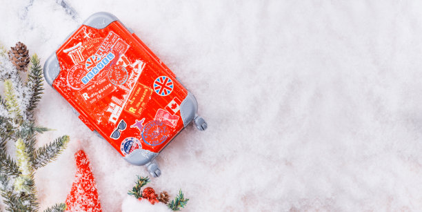 冬季有雪的季节旅行和度假。度假旅行箱。图片下载