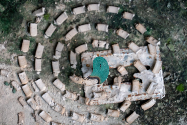 在旧水泥地板上放了驱蚊剂图片下载