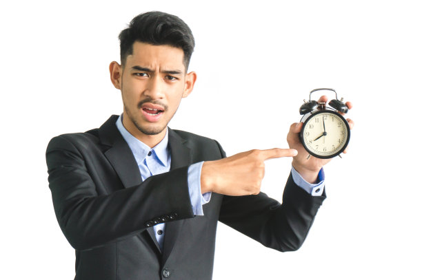 老板拿着一个闹钟提醒自己在白色背景下准时开始工作，不要迟到图片下载