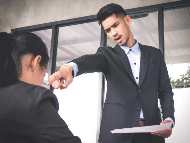 商人老板抱怨员工图片下载