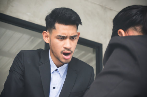 商人老板抱怨员工图片下载