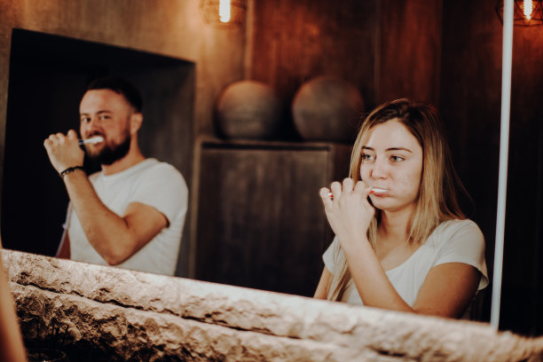 年轻的夫妇在早上图片下载