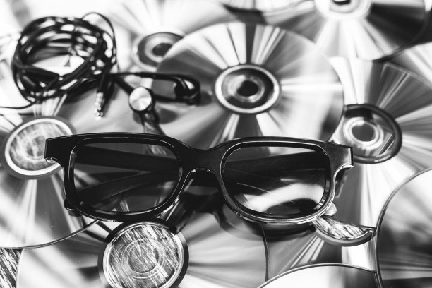 许多CD光盘上都有眼镜。全息颜色。现代科技的照片。数字的动机。图片下载