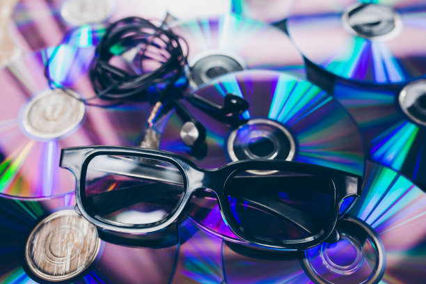 许多CD光盘上都有眼镜。全息颜色。现代科技的照片。数字的动机。图片下载