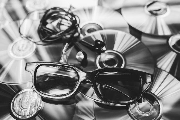 许多CD光盘上都有眼镜。全息颜色。现代科技的照片。数字的动机。图片下载