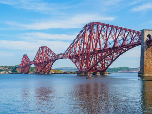 福斯桥，一座横跨英国苏格兰爱丁堡附近福斯湾的铁路桥。图片下载