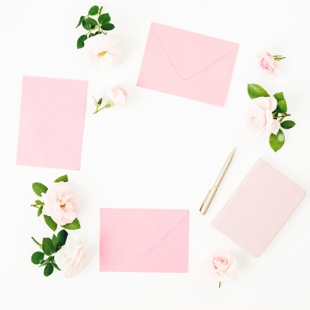 框架与玫瑰，粉红色的纸明信片，信封和日记本与钢笔在白色的背景。平躺，俯视图。情人节的概念图片下载