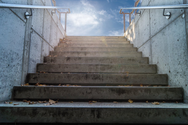 楼梯向上。图片下载