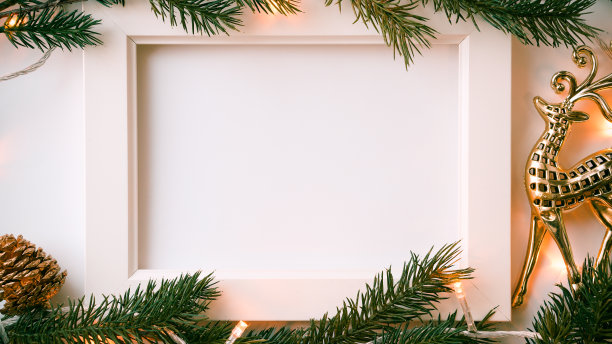 相框照片，松枝，灯和圣诞节装饰新年和圣诞节的概念背景图片下载