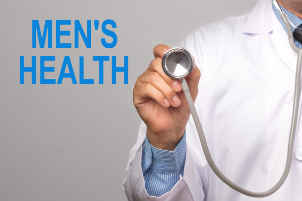 医生拿着一个听诊器，灰色背景上写着男性健康词。健康概念。图片下载