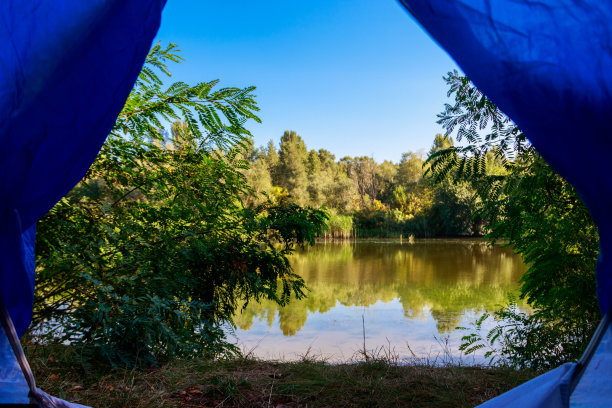 从帐篷里看湖面图片下载