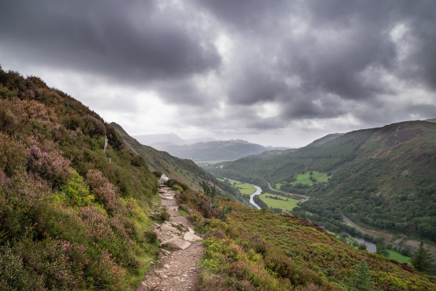 9月一个下雨的下午，从斯诺登尼亚悬崖步道俯瞰Barmouth和Coed-y-Brenin森林的风景图片图片下载