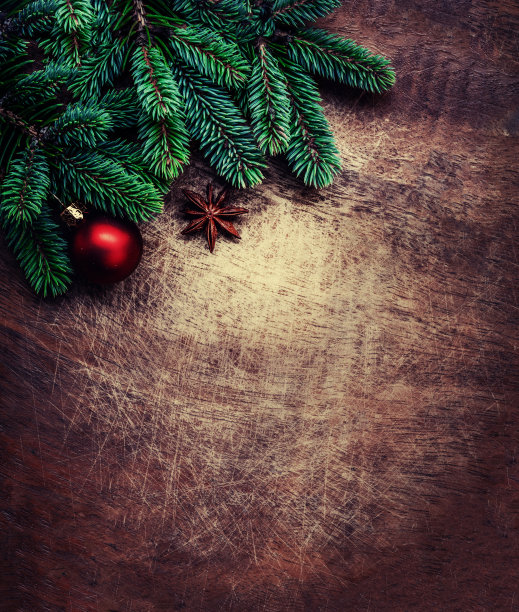 圣诞冷杉树装饰在黑色的垃圾木板上。圣诞复古背景，拷贝空间。平躺，俯视图。图片下载