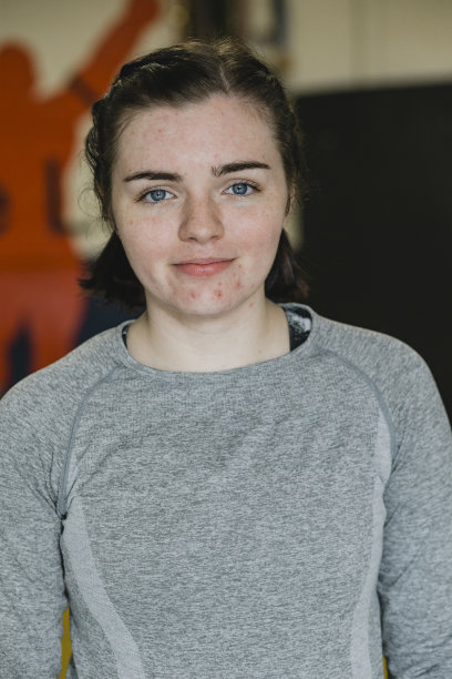 一个年轻女子在健身房的肖像图片下载