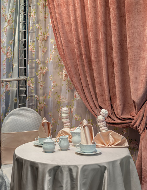 舒适的房间等着客人。这张优雅的桌子上铺着桌布，上面有一套茶具和一架甜美的和风。图片下载