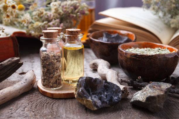 在复古的木质背景上准备化妆黑泥面膜。正宗的替代面部粘土在桌子上与海盐，水疗产品。天然化妆品家居或沙龙治疗，复制空间图片下载