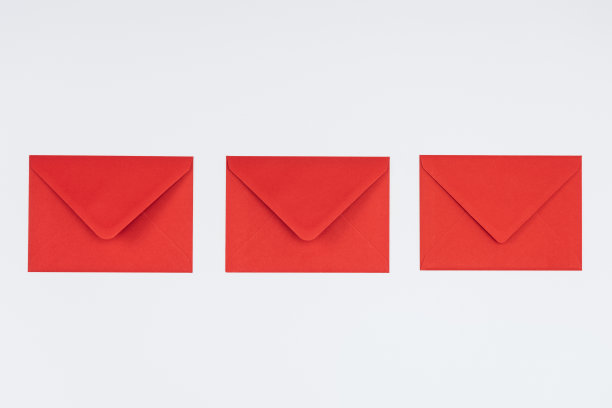 近距离观察三个封闭的红包孤立在白色背景图片下载