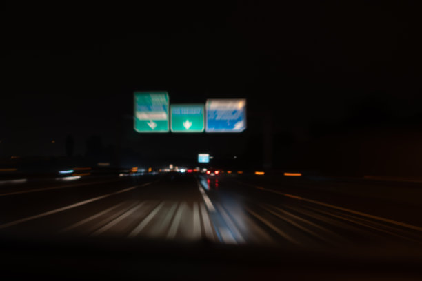 模糊和模糊的形象，汽车在高速公路上的夜晚与雨图片下载