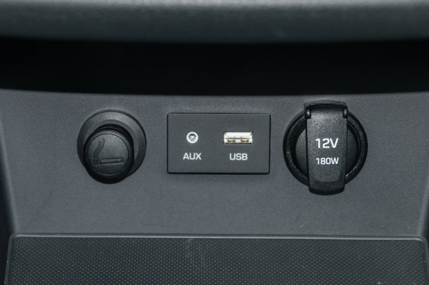 车载点烟器、AUX、USB、12V 180W插座。图片下载